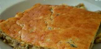 Ένα κομμάτι κιμαδόπιτας με ροδοκόκκινη κρούστα σερβιρισμένο σε πιάτο