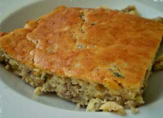 Ένα κομμάτι κιμαδόπιτας με ροδοκόκκινη κρούστα σερβιρισμένο σε πιάτο