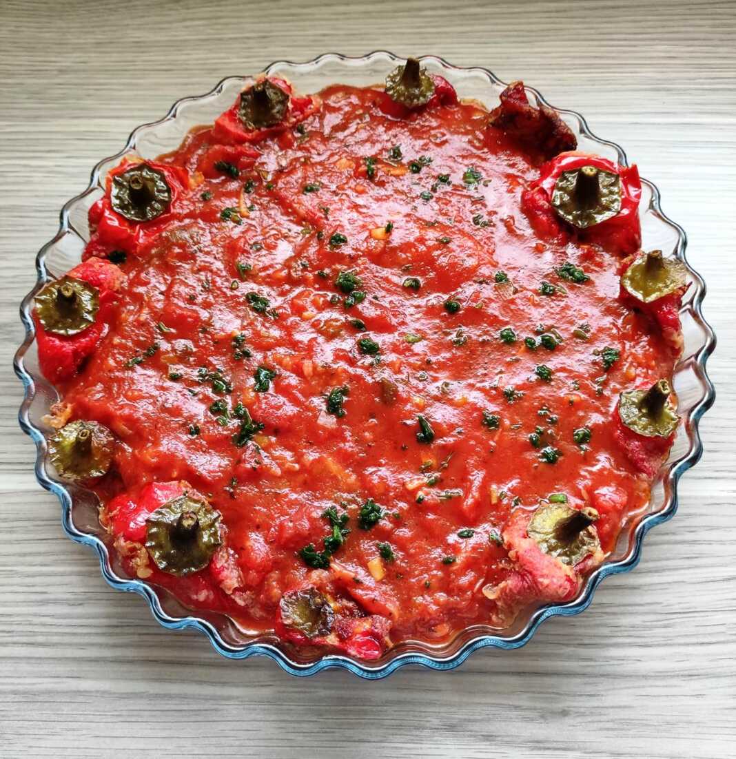 Ψητές, τηγανητές πιπεριές με σάλτσα ντομάτας