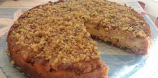 Μηλόπιτα Ανάποδη Μυτιλήνης Ολόκληρη η μηλόπιτα σε πιατέλα, με τη λαχταριστή καραμελωμένη βάση μήλων στραμμένη προς τα πάνω.