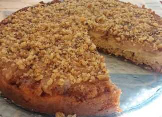 Ολόκληρη η μηλόπιτα σε πιατέλα, με τη λαχταριστή καραμελωμένη βάση μήλων στραμμένη προς τα πάνω.