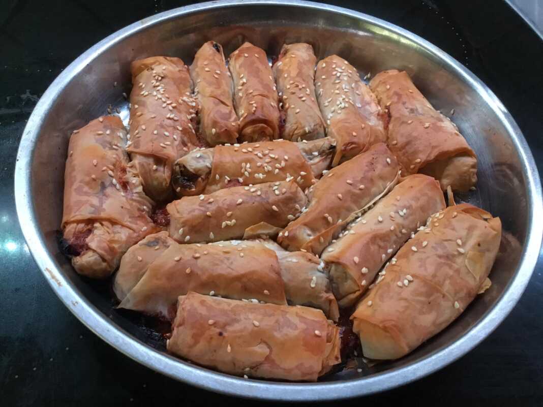 rolkakiaMelitzanas Μελιτζάνα με σάλτσα κιμά και μπεσαμέλ τυλιγμένη σε φύλλο