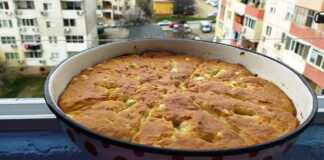 Ζεστή Πίτα της Τεμπέλας κομμένη σε τετράγωνα κομμάτια, έτοιμη για σερβίρισμα