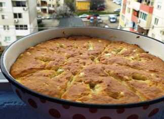 Ζεστή Πίτα της Τεμπέλας κομμένη σε τετράγωνα κομμάτια, έτοιμη για σερβίρισμα