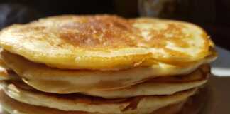 Αφράτες πίτες Ροδόπης, φρεσκοψημένες στο τηγάνι, σε πιάτο.