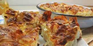 Κοντινή λήψη σε κομμάτι Τυρόπιτας της Φωτιάς που αναδεικνύει τις στρώσεις φύλλου και την πλούσια γέμιση τυριού.