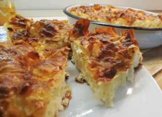 Κοντινή λήψη σε κομμάτι Τυρόπιτας της Φωτιάς που αναδεικνύει τις στρώσεις φύλλου και την πλούσια γέμιση τυριού.