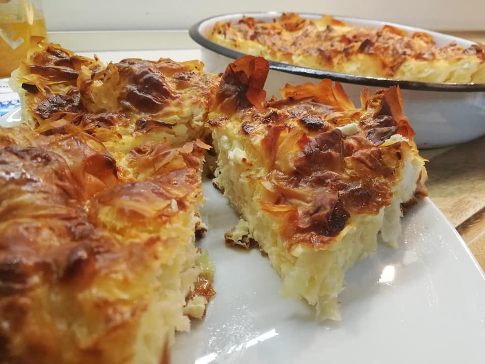 tiropitaFotia3 Κοντινή λήψη σε κομμάτι Τυρόπιτας της Φωτιάς που αναδεικνύει τις στρώσεις φύλλου και την πλούσια γέμιση τυριού.