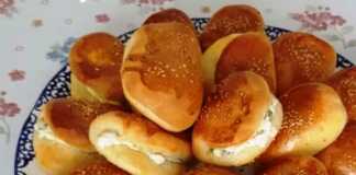 Χρυσαφένια, αφράτα τυροπιτάκια με φέτα, φρεσκοψημένα σε ταψί.