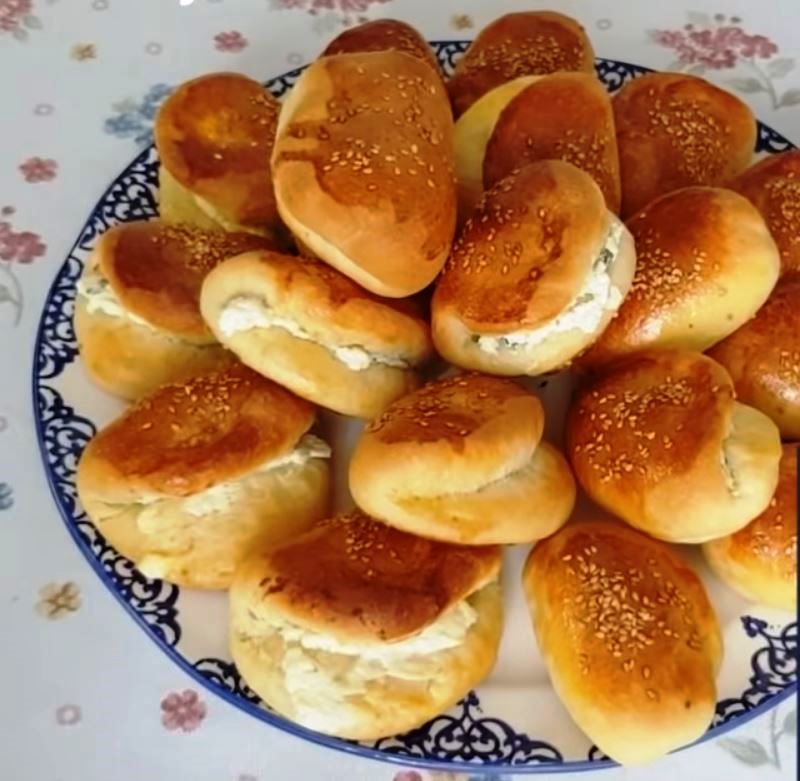 tiropitakia afrata3 Χρυσαφένια, αφράτα τυροπιτάκια με φέτα, φρεσκοψημένα σε ταψί.