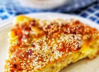 Τυρόψωμο με κρεμώδη φέτα, χαλούμι και δυόσμο