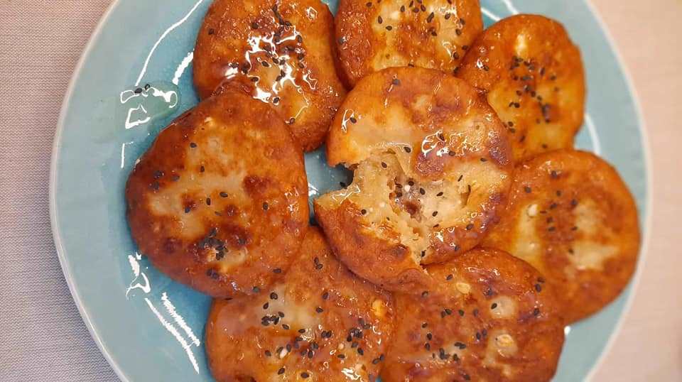 tirotiganopsoma1 τυροτηγανοψωμάκια με ζύμη γιαουρτιού