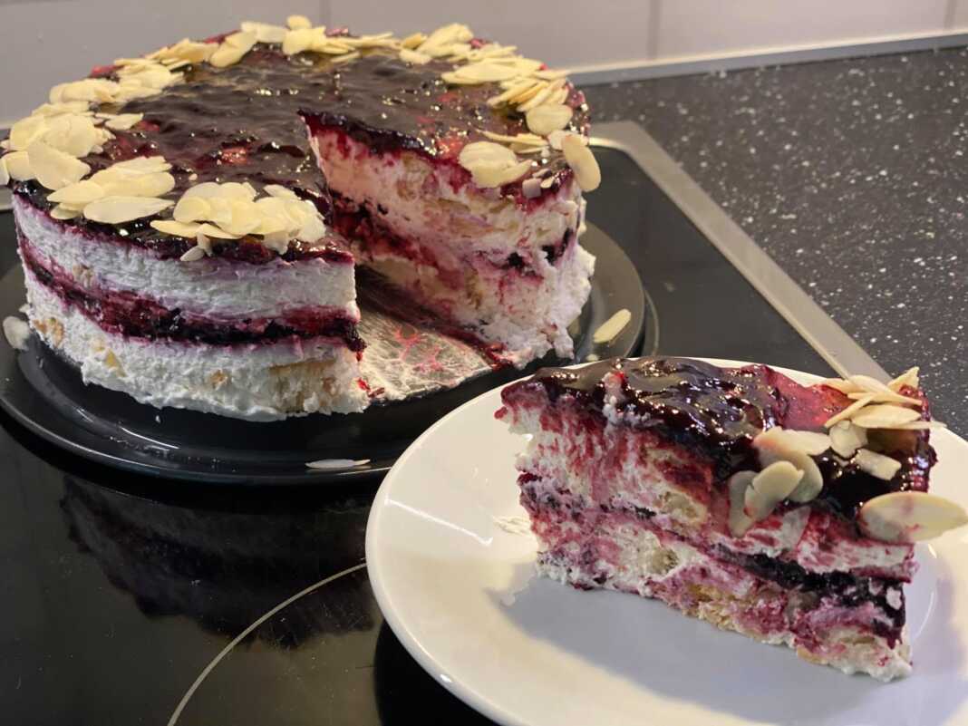 Κέικ με μπισκότα, μασκαρπόνε και μαρμελάδα βατόμουρου