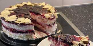 Κέικ με μπισκότα, μασκαρπόνε και μαρμελάδα βατόμουρου