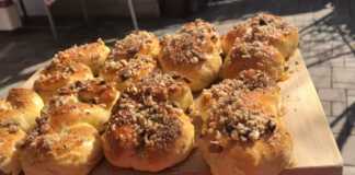 τσουρεκάκια με μέλι και ξηρούς καρπούς