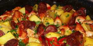 κομμάτια κοτόπουλου, λουκάνικο, λαχανικά