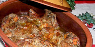 Αργή ψητή χοιρινή μπριζόλα στο πήλινο