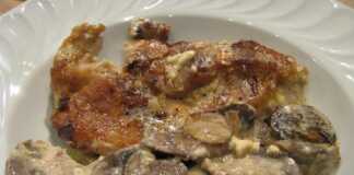 Ζουμερές μπριζόλες με κρέμα και μουστάρδα στην κατσαρόλα, ψημένες στο φούρνο με μανιτάρια και πατάτες