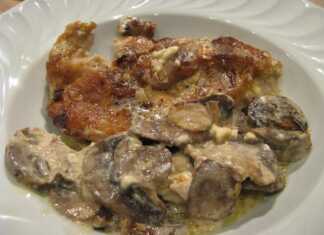 Ζουμερές μπριζόλες με κρέμα και μουστάρδα στην κατσαρόλα, ψημένες στο φούρνο με μανιτάρια και πατάτες