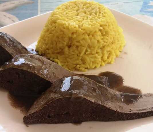 Πιάτο με σπλήνα λαδορίγανη συνοδευόμενη από αχνιστό ρύζι basmati