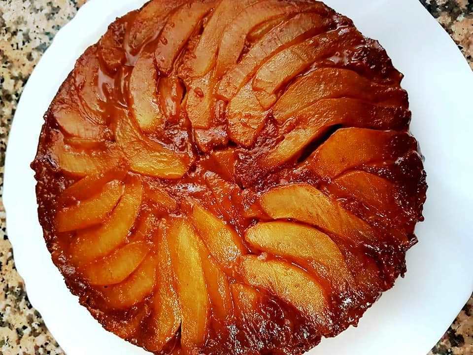 keikAxladiaKaramela2 Κέικ με καραμέλα και αχλάδια