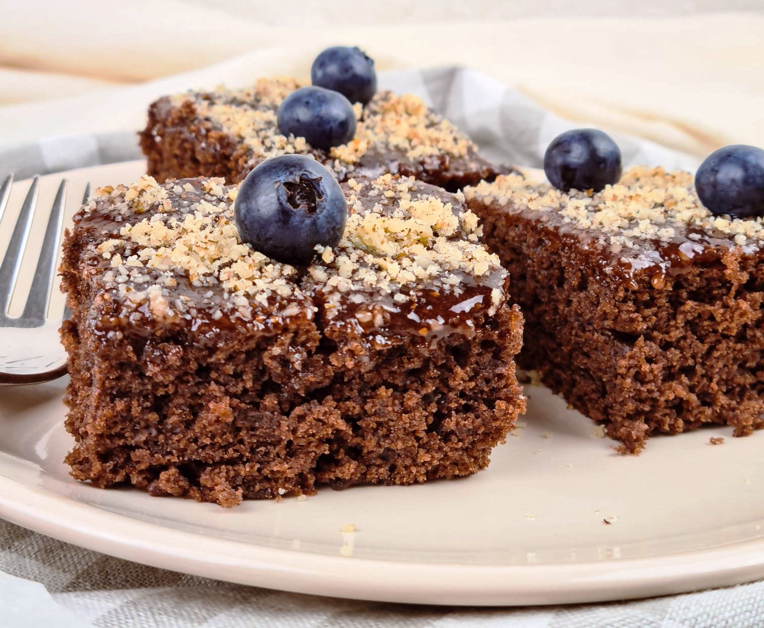 keikNistia Κομμάτι από Νηστίσιμο Κέικ Κακάο, που αναδεικνύει την αφράτη υφή και το πλούσιο σοκολατένιο χρώμα του