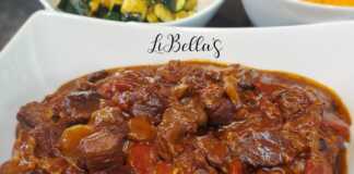 Μελωμένο Κοκκινιστό Μοσχάρι με Μανιτάρια, σερβιρισμένο σε πιάτο με πουρέ πατάτας