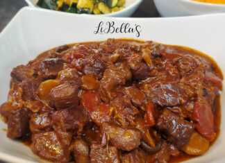 Μελωμένο Κοκκινιστό Μοσχάρι με Μανιτάρια, σερβιρισμένο σε πιάτο με πουρέ πατάτας