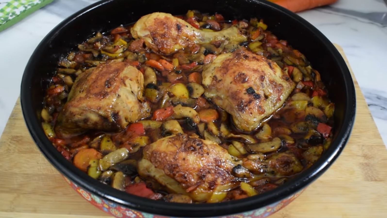 kotopouloKatsiatore Κοτόπουλο στον φούρνο με μανιτάρια και λαχανικά