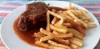 Μοσχάρι τας Κεμπάπ Ζουμερό μοσχάρι τας κεμπάπ σε πιάτο, με πλούσια κόκκινη σάλτσα