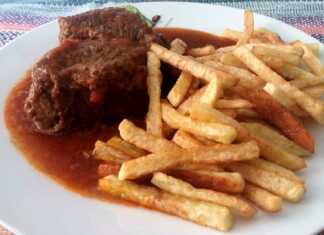 Ζουμερό μοσχάρι τας κεμπάπ σε πιάτο, με πλούσια κόκκινη σάλτσα