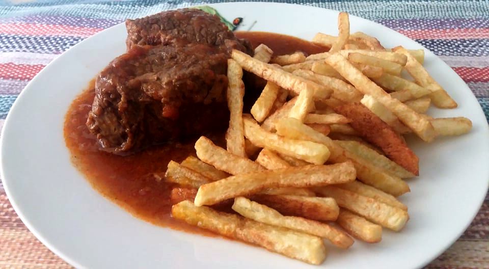 mosxariTasKebap Ζουμερό μοσχάρι τας κεμπάπ σε πιάτο, με πλούσια κόκκινη σάλτσα