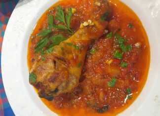 Μηροί κοτόπουλου με κόκκινη σάλτσα στο φούρνο