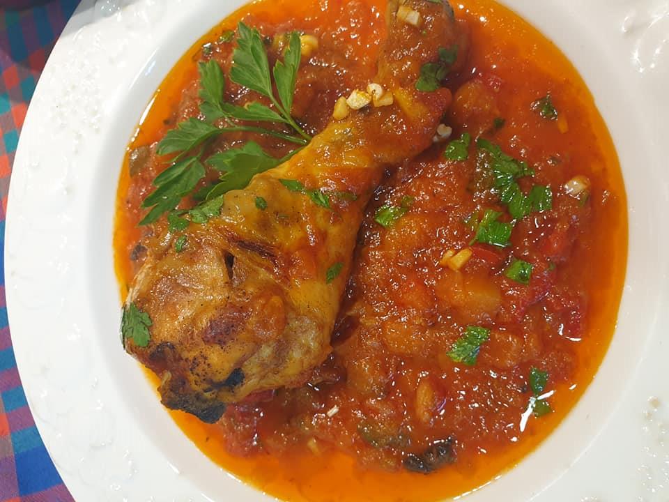 mpoutiKotopoulo Μηροί κοτόπουλου με κόκκινη σάλτσα στο φούρνο