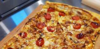 Πίτσα Σφολιάτα με καραμελωμένο κρεμμύδι