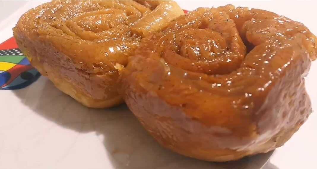 rolakiaKanelas Ρολάκια κανέλας με σιρόπι καραμέλα