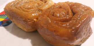 Ρολάκια κανέλας με σιρόπι καραμέλα