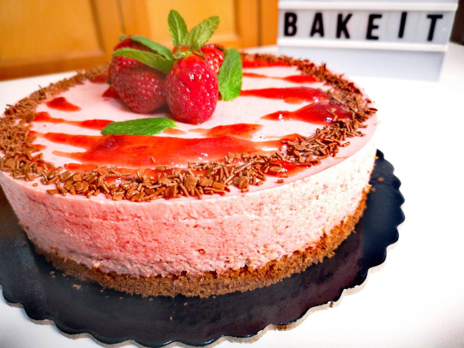 tourtaFraoyla Τούρτα Μούς Φράουλα με Γαλλικό Μπισκότο