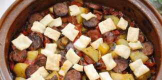 Χωριάτικα λουκάνικα μαγειρεμένα σε μπύρα