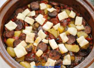 Χωριάτικα λουκάνικα μαγειρεμένα σε μπύρα