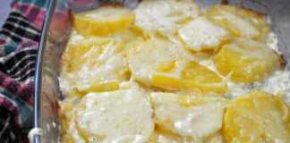 Γκρατέν πατάτας με αυγά και κίτρινο τυρί στην κορυφή, βγαλμένο από το φούρνο.