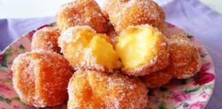 Πιάτο με αφράτες Γεμιστές Τηγανίτες με κρέμα, πασπαλισμένες με ζάχαρη άχνη.