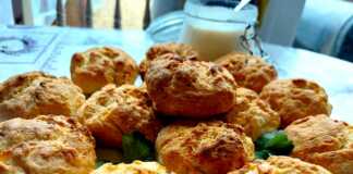 Ζεστά, χρυσαφένια τυροψωμάκια σε ταψί.