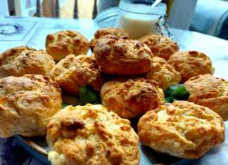 Ζεστά, χρυσαφένια τυροψωμάκια σε ταψί.