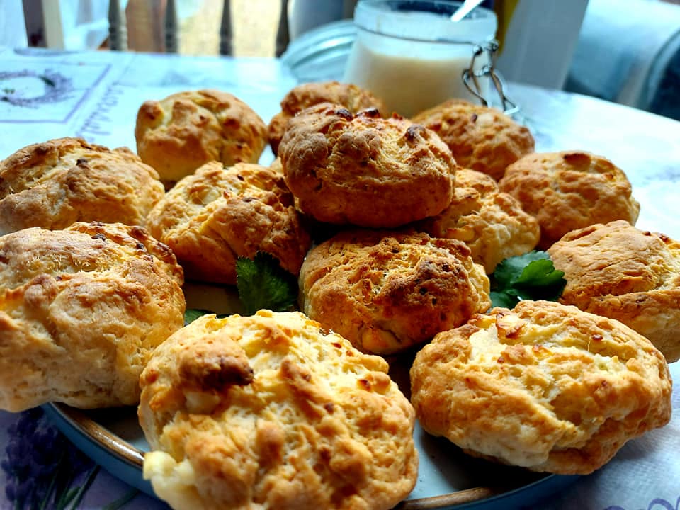 GrigoroTiropsomo Ζεστά, χρυσαφένια τυροψωμάκια σε ταψί.