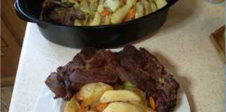 Μπριζόλες χοιρινές με πατάτες στη γάστρα