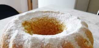 Λεμονοκέικ…Ιδανικό για καφέ και πρωινό! Ένα ολόκληρο χρυσαφένιο λεμονοκέικ σε στρογγυλή φόρμα, πασπαλισμένο με ζάχαρη άχνη.