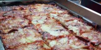 Τηγανητή μελιτζάνα ψημένη με σάλτσα ντομάτας, παρμεζάνα και μοτσαρέλα.