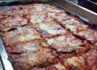 Τηγανητή μελιτζάνα ψημένη με σάλτσα ντομάτας, παρμεζάνα και μοτσαρέλα.