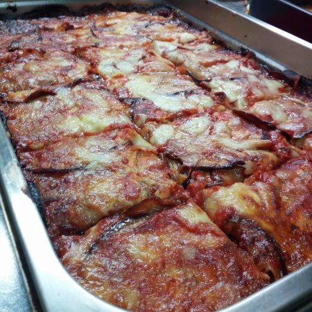 MelitzanaParmezana Τηγανητή μελιτζάνα ψημένη με σάλτσα ντομάτας, παρμεζάνα και μοτσαρέλα.